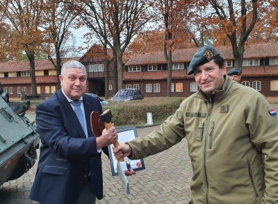 Uitreiking Sappeursbij door luitenant-kolonel Stephan Vulders aan aoo b.d. Leo de Vos